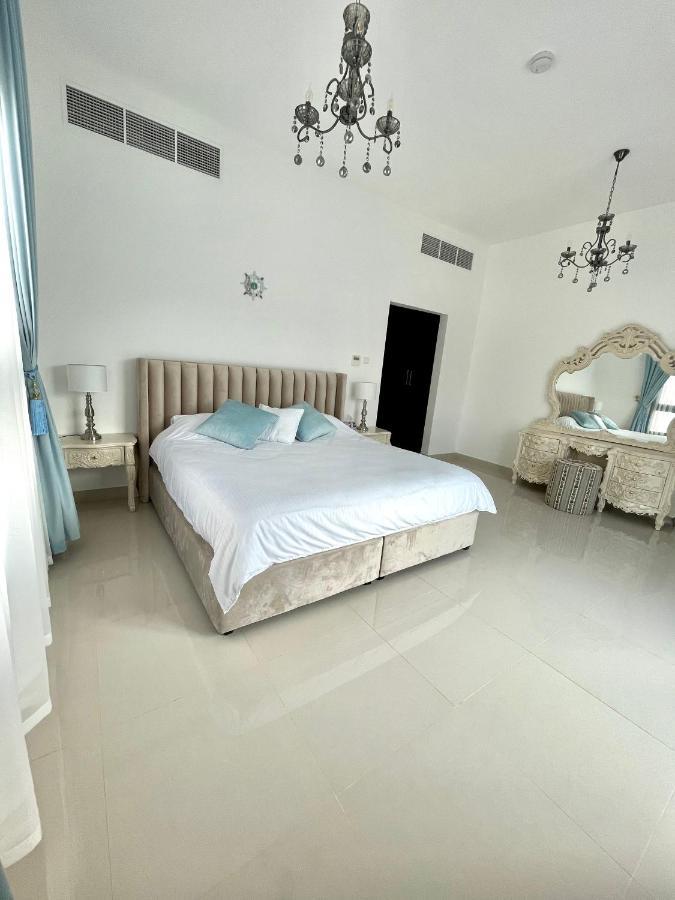 Iconic 4-Bedroom Villa With Pool In Fujairah Palm Exterior photo